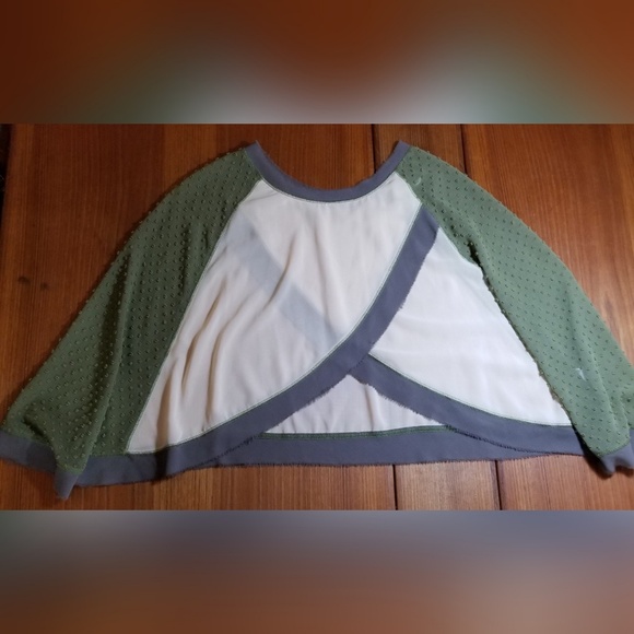 Doe & Rae Butterfly sleeve top - Picture 3 of 8